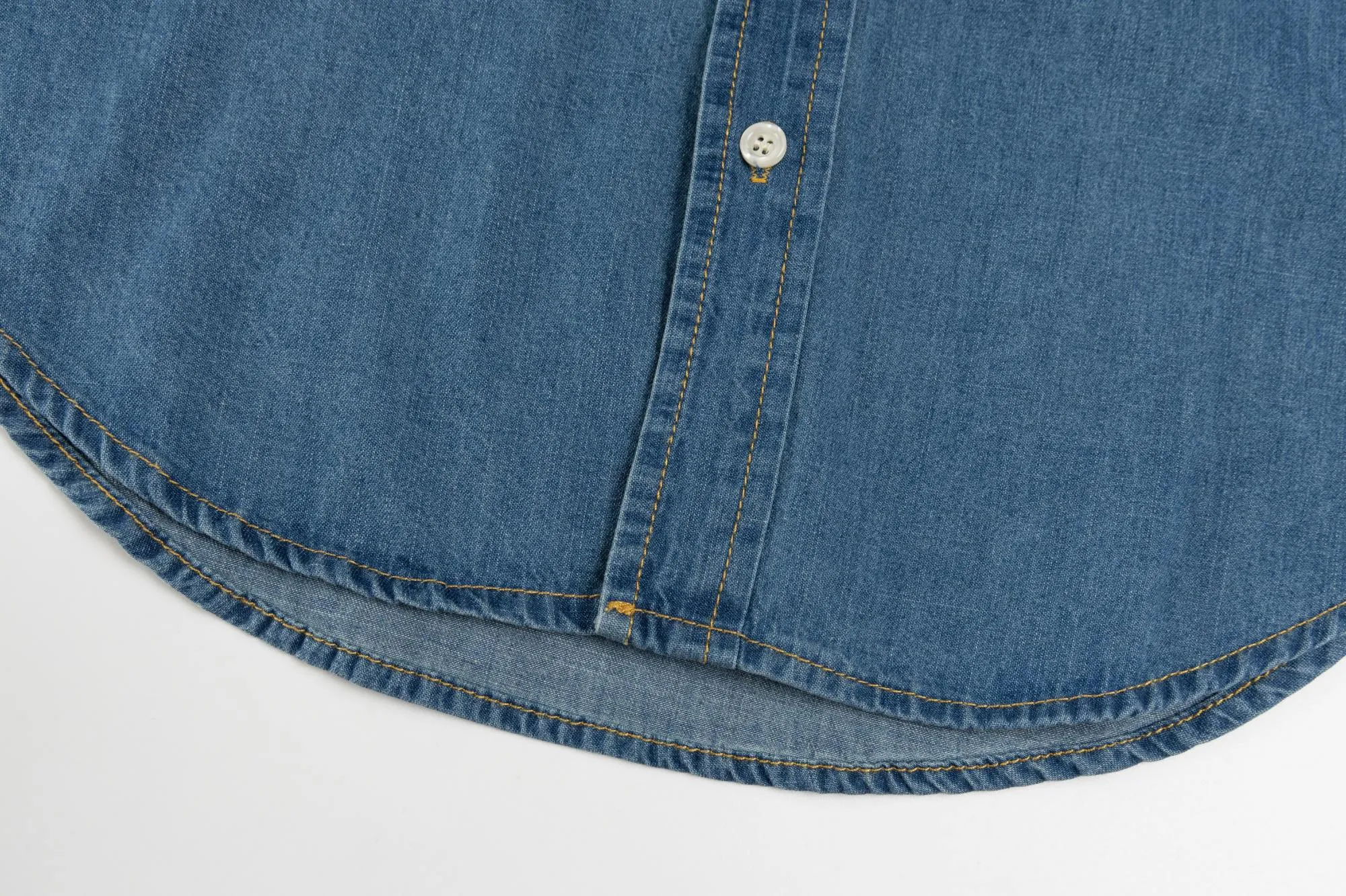 P230 model number SL298 Ralph Laure small label color block embroidered denim shirt. Same style for men and women. The details of the official website are the same. Full set of packaging. Complete with three labels. Moisture-proof paper. Difference in market currency. Feel free to compare. The fabric is made of cotton slub cotton fabric. Made of denim fabric. The denim fabric has been treated with a special process. The texture is soft but not stiff! The fabric is customized and dyed with ultra-high washing and tie-dye technology. The workmanship is complex and very high-quality fabrics. Precise and high-quality jacquard craftsmanship makes the fabrics become one! After washing, the upper body is soft and comfortable, extremely delicate, and feels solid, smooth and soft. The fabric has the characteristics of being wrinkle-free and has an invincible feel. Perfect details. Size: S-XL